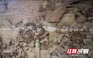 木雕剪辑短视频 湘潭县木雕匠人：一刀刀刻出“百鸟朝凤”